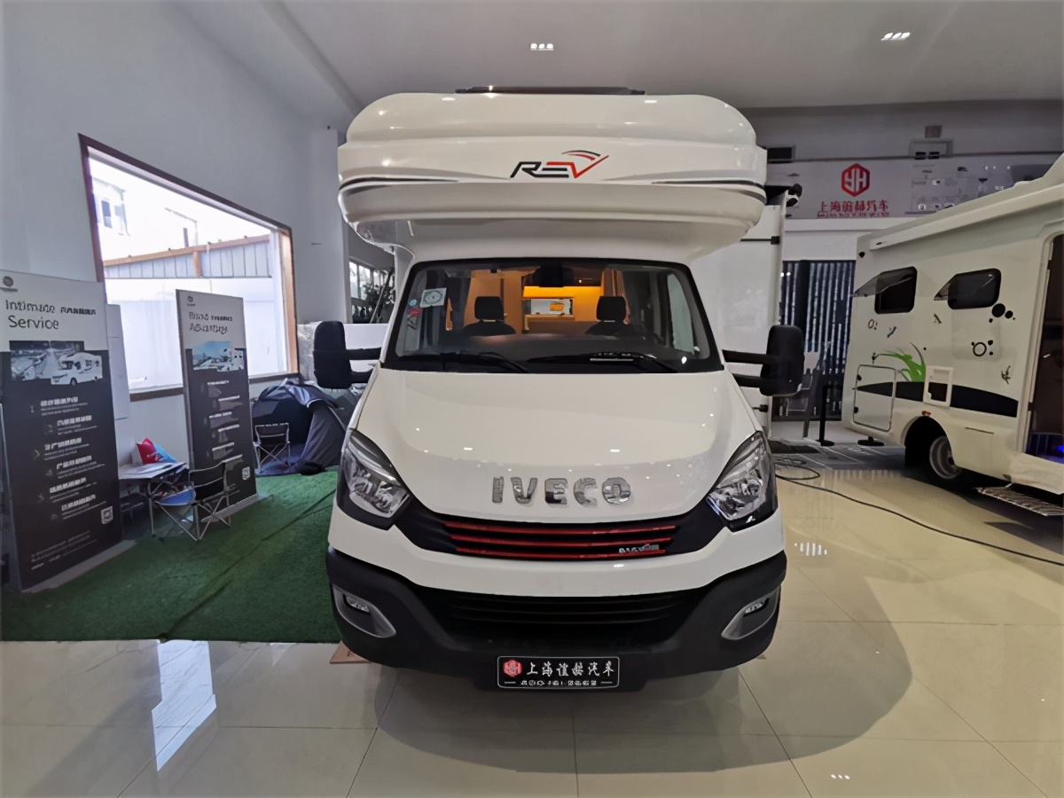 瑞弗V820双拓展房车 国产双拓展依维柯房车