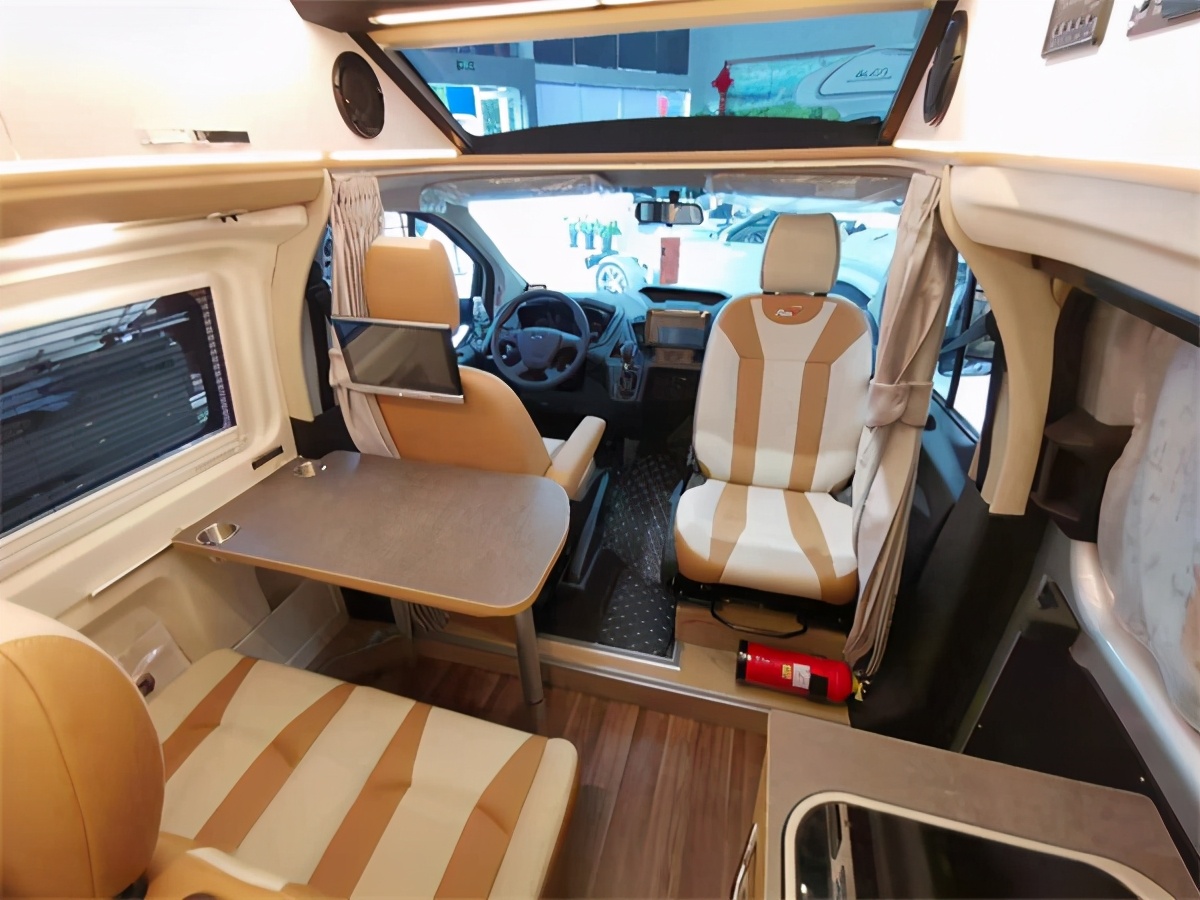 瑞弗启界R500新全顺底盘 旅行办公两不误B型房车