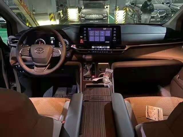 2021款丰田塞纳25l四驱中配国六特价甩