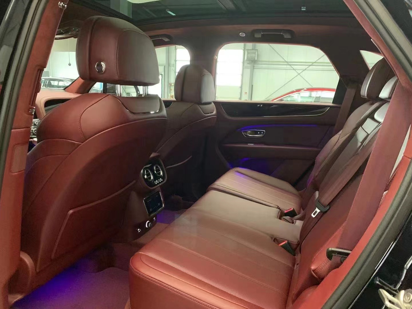 宾利添越 展位现车 价格直降10-40万   