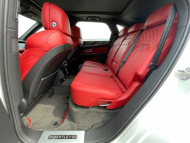 宾利添越 展位现车最新优惠价格       