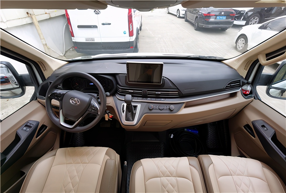 金冠宾歌B900大通V90B型房车，采用后横床+吊床满足多人睡眠