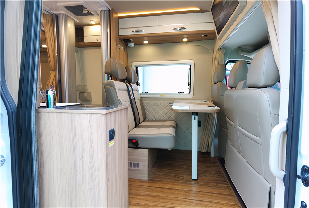 金冠宾歌B900大通V90B型房车，采用后横床+吊床满足多人睡眠