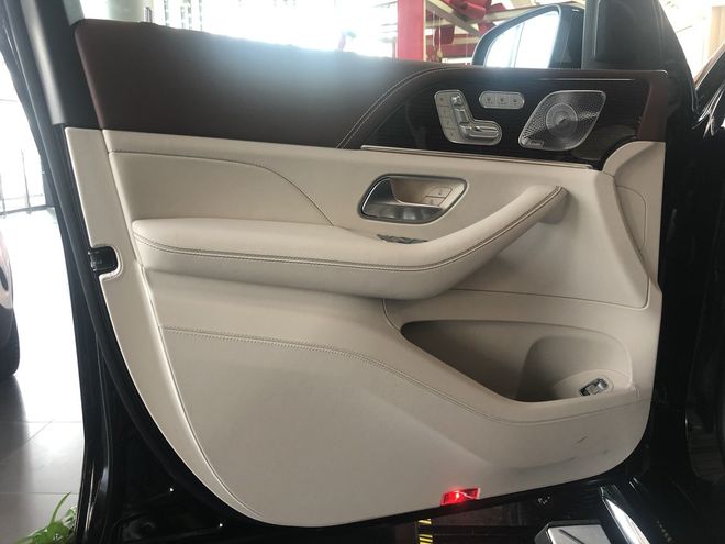2021款奔驰迈巴赫GLS600商务驾驶体验  