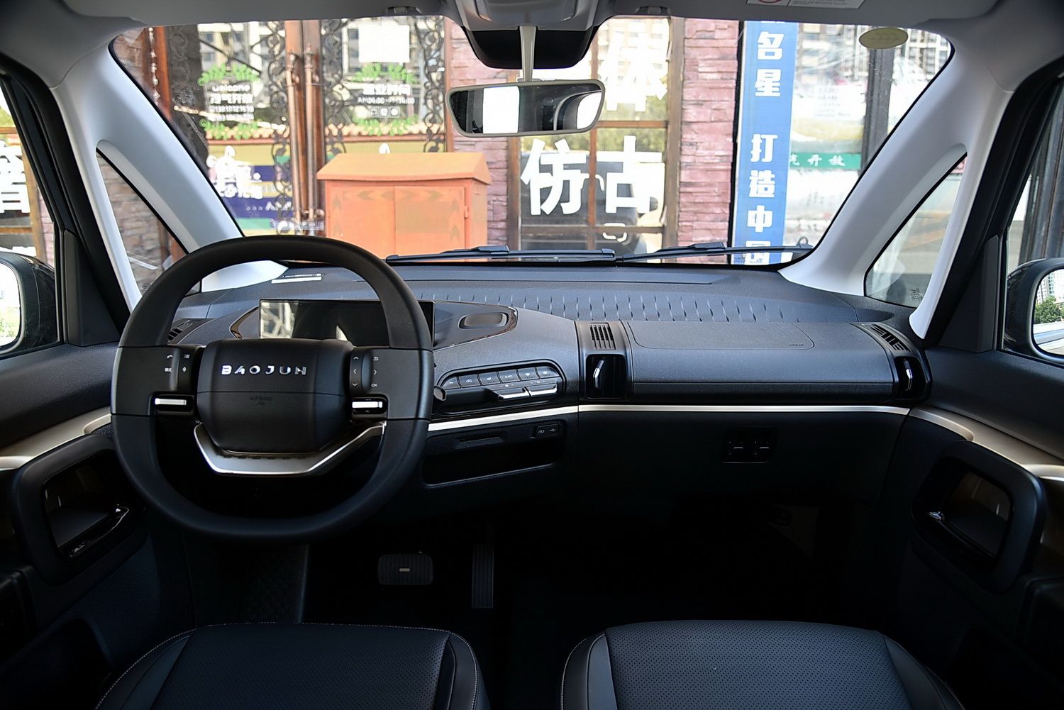 定位比MINI EV高/售价6.98万元起 实拍上汽通用五菱宝骏KiWi EV