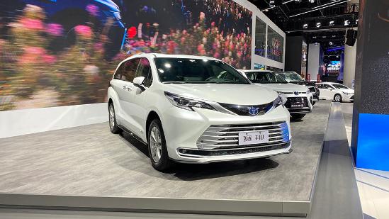 面对丰田赛那，别克GL8为啥选择了“加5千”卖？