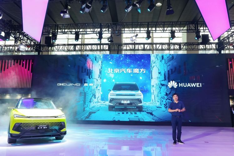 首搭华为智能座舱 “北京汽车 魔方”亮相广州车展