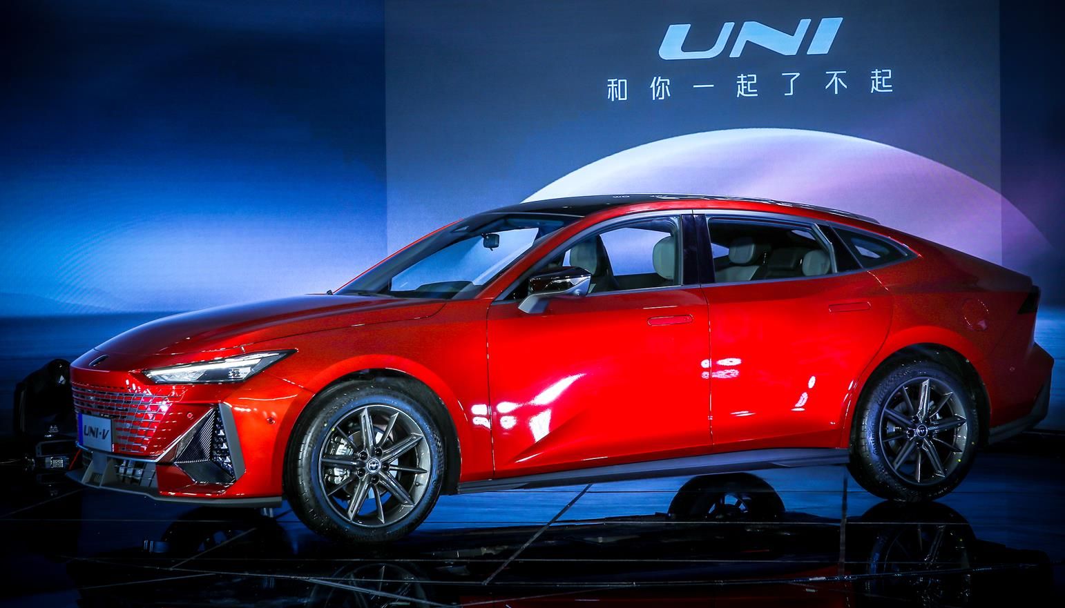 电动升降尾翼，轿跑姿态到位，长安UNI-V首次亮相，比影豹还帅