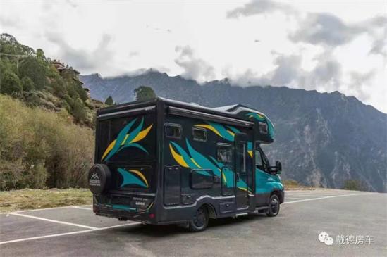 戴德E途PROMAX碳纤维板依维柯房车，据说30天无忧用电