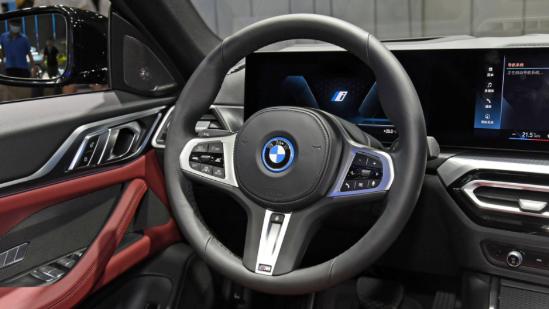玩运动宝马i4拿手，但比Model 3贵11万，值吗