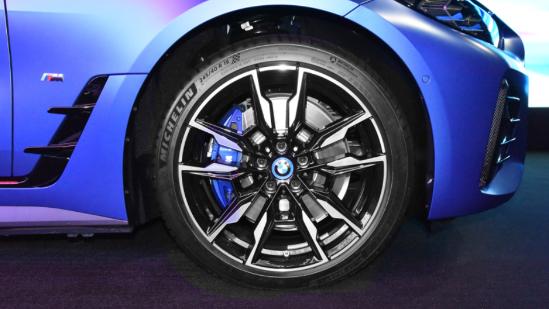 玩运动宝马i4拿手，但比Model 3贵11万，值吗