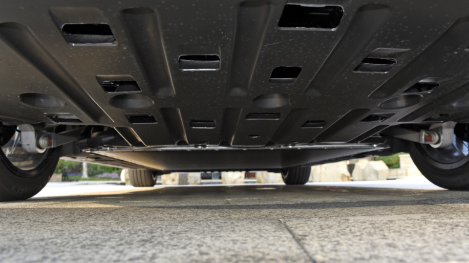 便宜而且底盘不错，知名度一般的零跑C01，比汉EV更好？