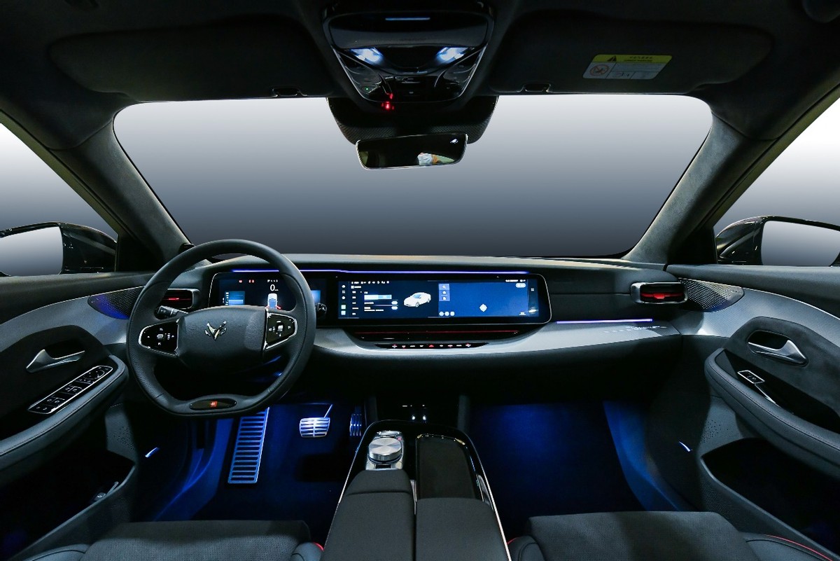 ADS智能驾驶+鸿蒙座舱，极狐阿尔法S全新HI版开启“智驾”新时代