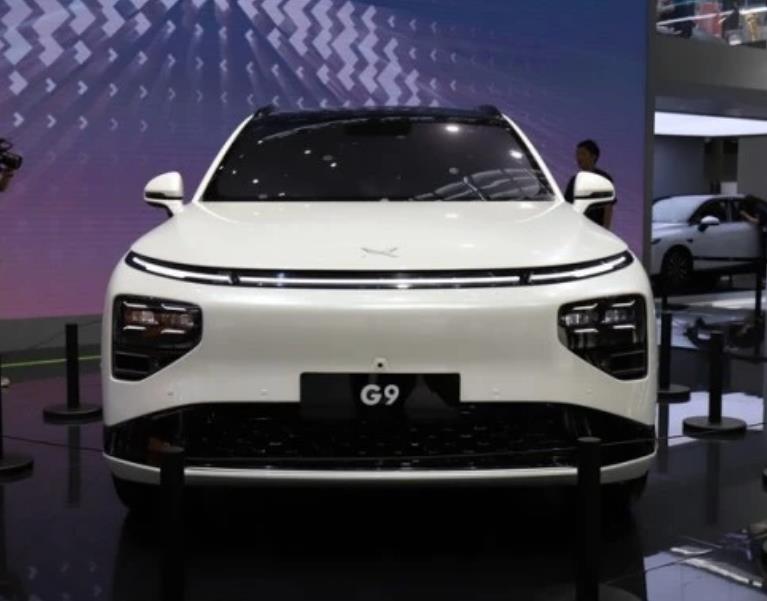 悬挂全新LOGO：小鹏G9亮相粤港澳大湾区车展，智能化是点亮
