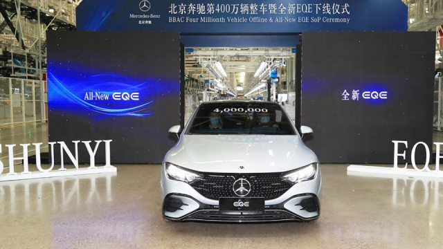 奔驰EQE首发，养车预计8百元/月，比燃油奔驰E级便宜一半？