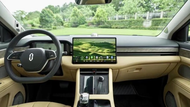 问界M7是台拉皮车？智能化原地踏步，理想ONE会正眼看它？