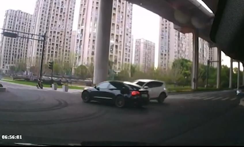 突发：杭州一特斯拉遭受猛烈撞击后底盘起火