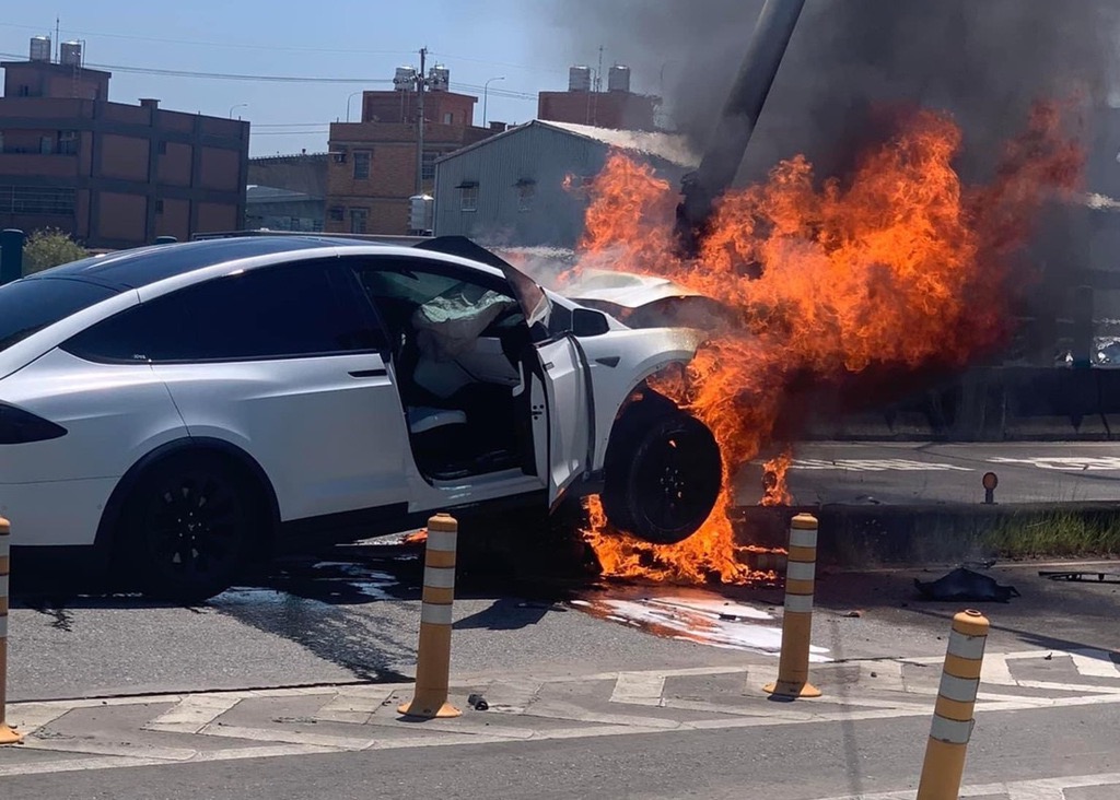 林志颖驾驶Model X遭遇车祸 特斯拉：起火原因暂不清楚