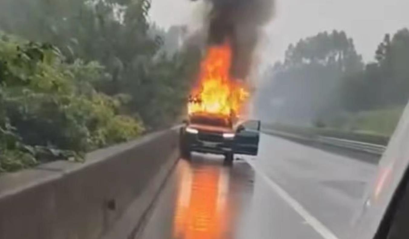 理想ONE街头起火 官方暂未回应