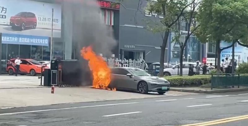 小鵬P7當街起火，網友：安全底線何在？