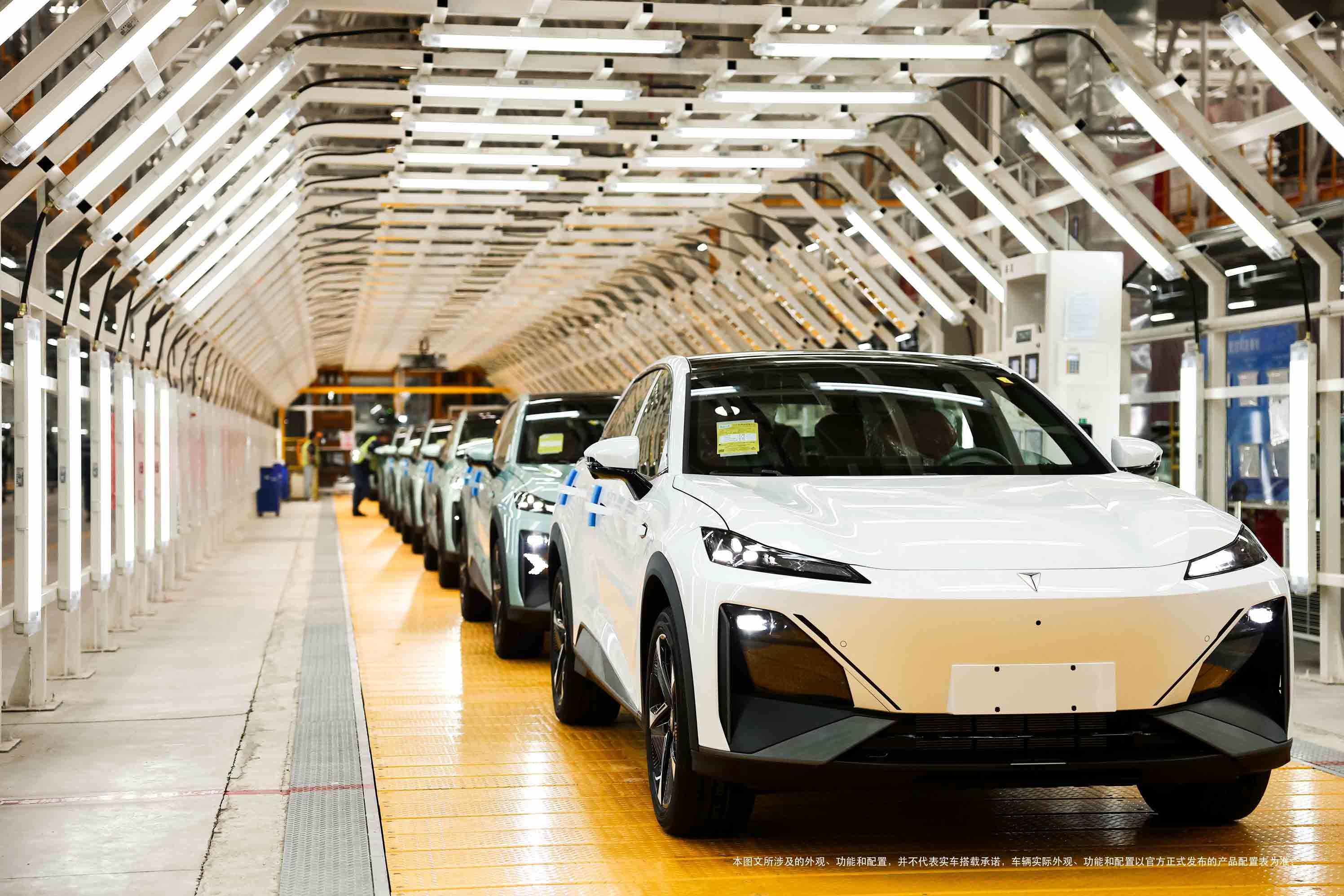 深蓝S7量产车在南京智慧工厂下线，并且开启了大规模的发运