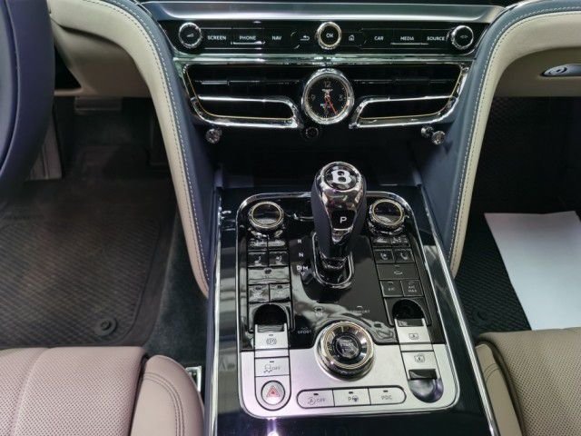 23款宾利飞驰油混版优惠10万现车颜色齐