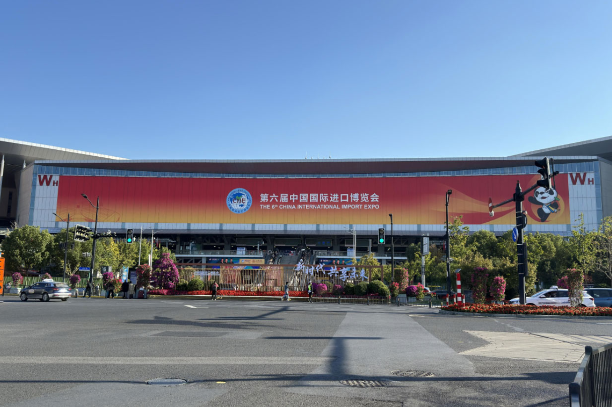 第六届中国国际进口博览会隆重开幕发布2023Q3中国汽车保值率报告