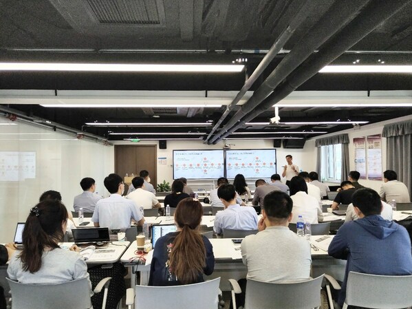SGS专家在课程中为中国外运学员讲解双碳知识点