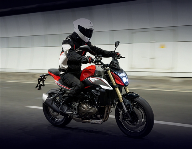 国际顶级赛事套圈进口车型，钱江赛800 WSBK荷兰站大放异彩