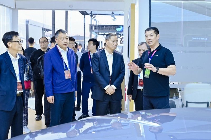 工业和信息化部党组成员、副部长辛国斌参观科大讯飞北京车展展区