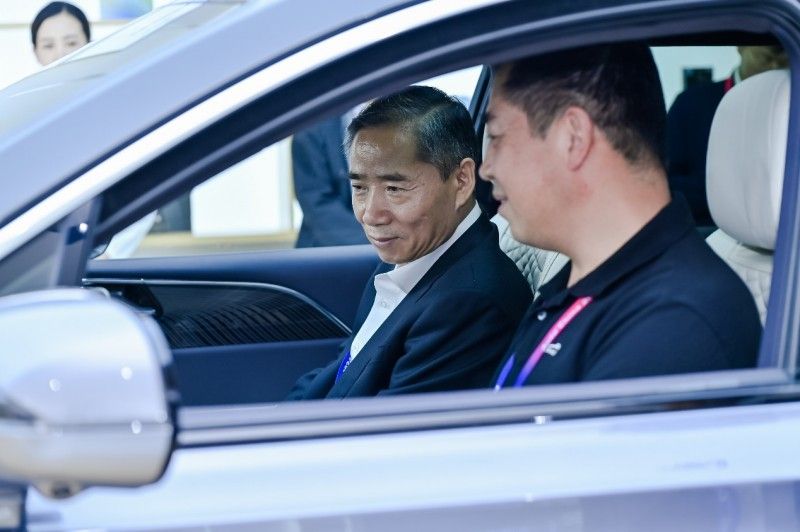 工业和信息化部党组成员、副部长辛国斌参观科大讯飞北京车展展区