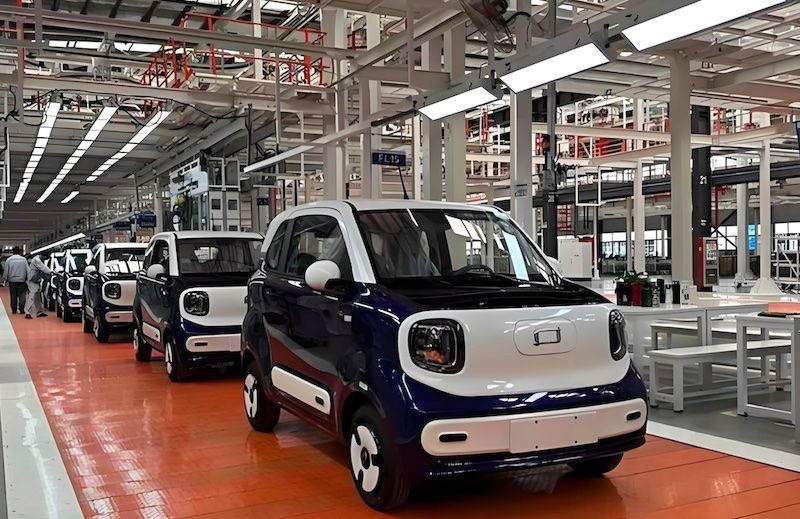 中国一汽盐城分公司投产 首款车型奔腾小马量产下线
