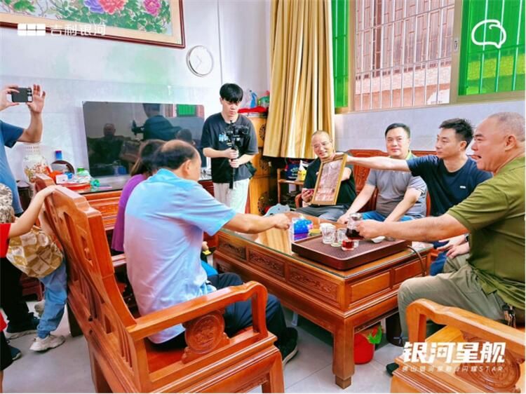 吉利银河佛山合橙红色之旅自驾游              