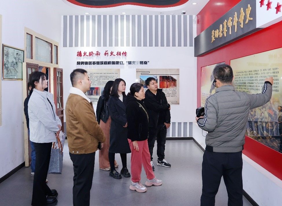 吉利银河西安三秦舰队携手西安天禾慈善基金会公益助学