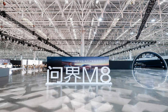 爆款预警!问界M8交付现场惊呆同行,百组家庭获得爱车