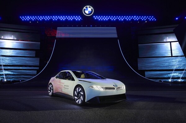 唯有掌控方有驾趣BMW新世代概念车亮相上海电动时代巅峰掌控力