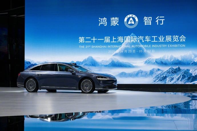 2025智能辅助驾驶风云：上海车展上演“自华魔”三足鼎立