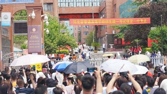  “一定红”“一定橙” 护航相伴 坦克开路护航2025高考