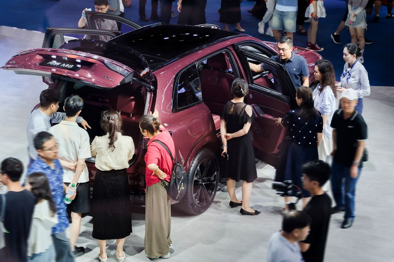 重庆车展当红之选！问界M8获乘用车市场40万级销冠