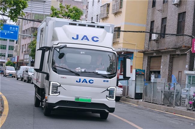 江淮新能源轻卡ES9：智能温控系统攻克冬夏续航难题保障运输效能