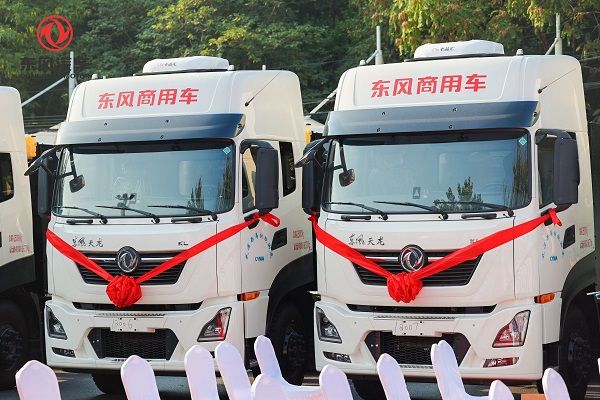 东风商用车50辆新能源重卡集中交付     