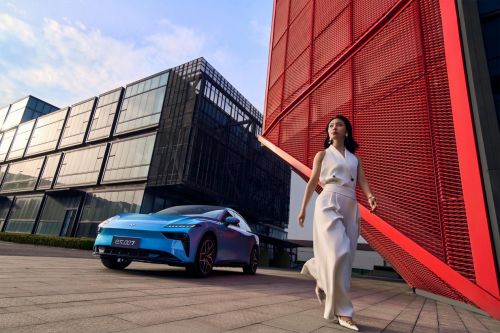 年轻人挑新能源轿车别错过东风奕派eπ007 15万级能拿下理想座驾