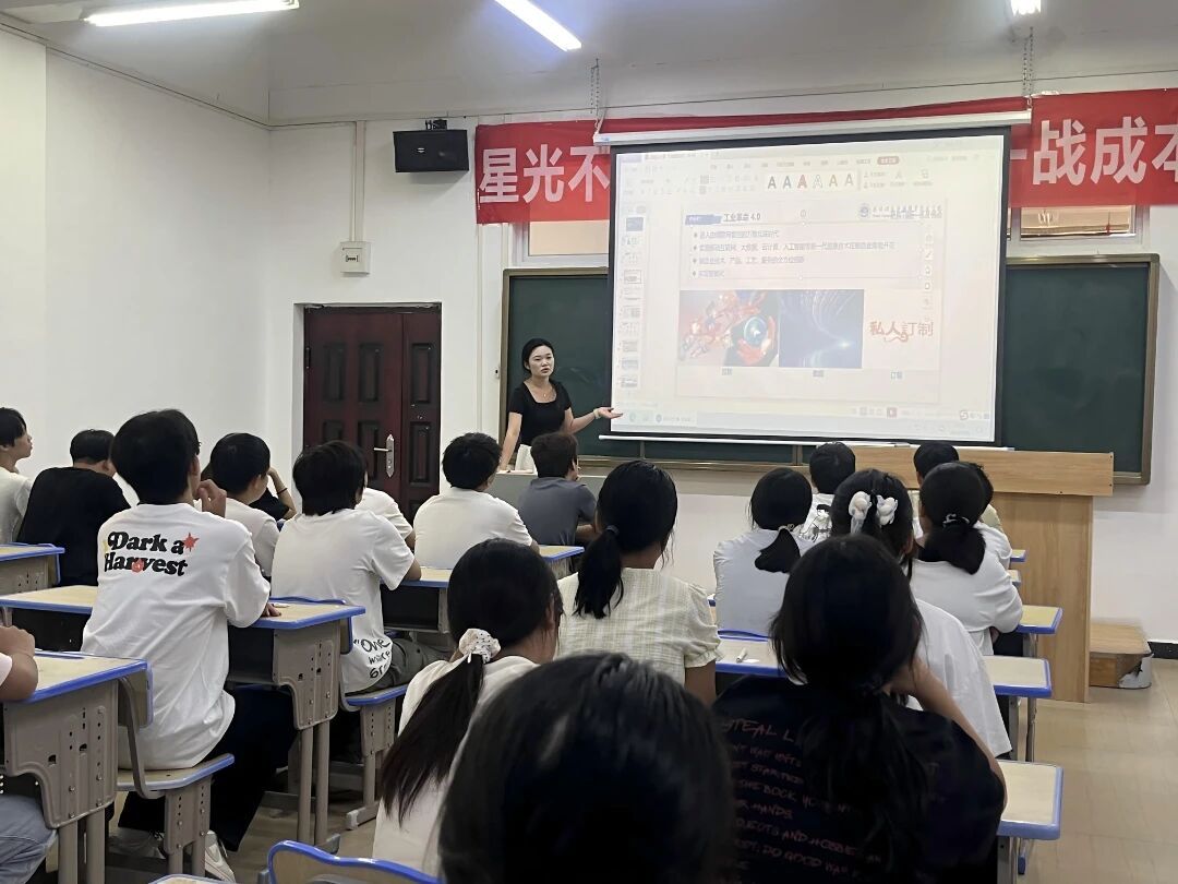 润天教育云智双专业宣讲圆满举行,助力新生开启数字未来新征程