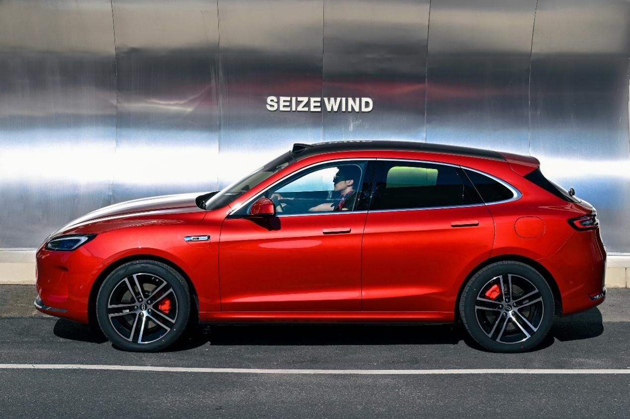 从纠结到笃定，问界新M5 Ultra更适合年轻用户 