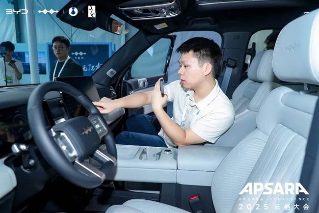 比亚迪出海：从“建“到“简“的车联网修行