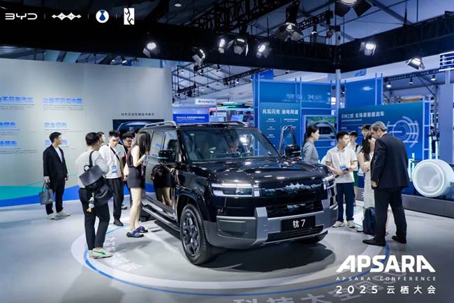 比亚迪出海：从“建“到“简“的车联网修行