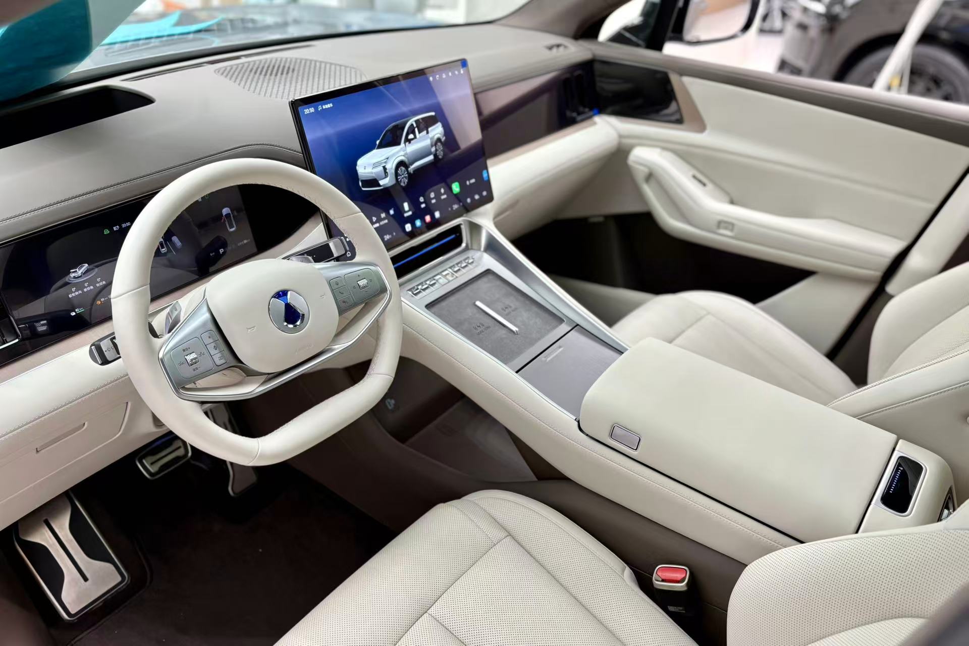 大六座安全豪华 SUV 腾势N8L厦门欧龙上市会