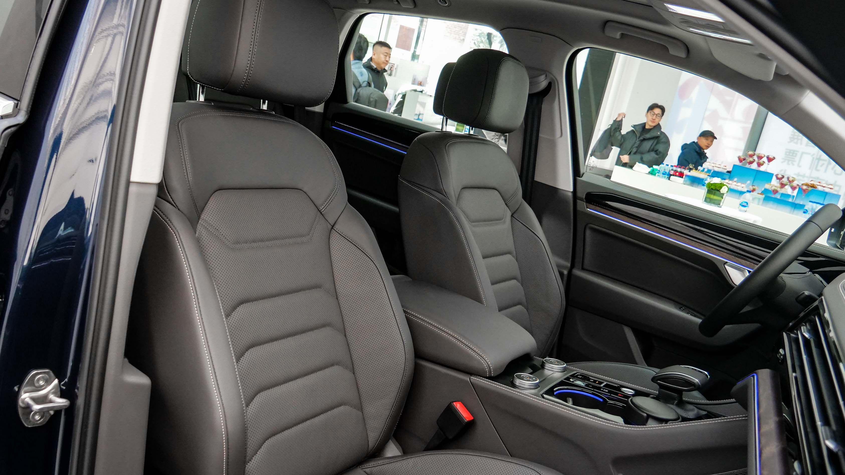 不论年华，它依旧是中大型SUV标杆，试驾大众新途锐