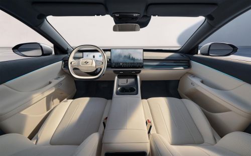  值得年轻人拥有的新能源轿车：锁定东风奕派 eπ007，好开还时髦