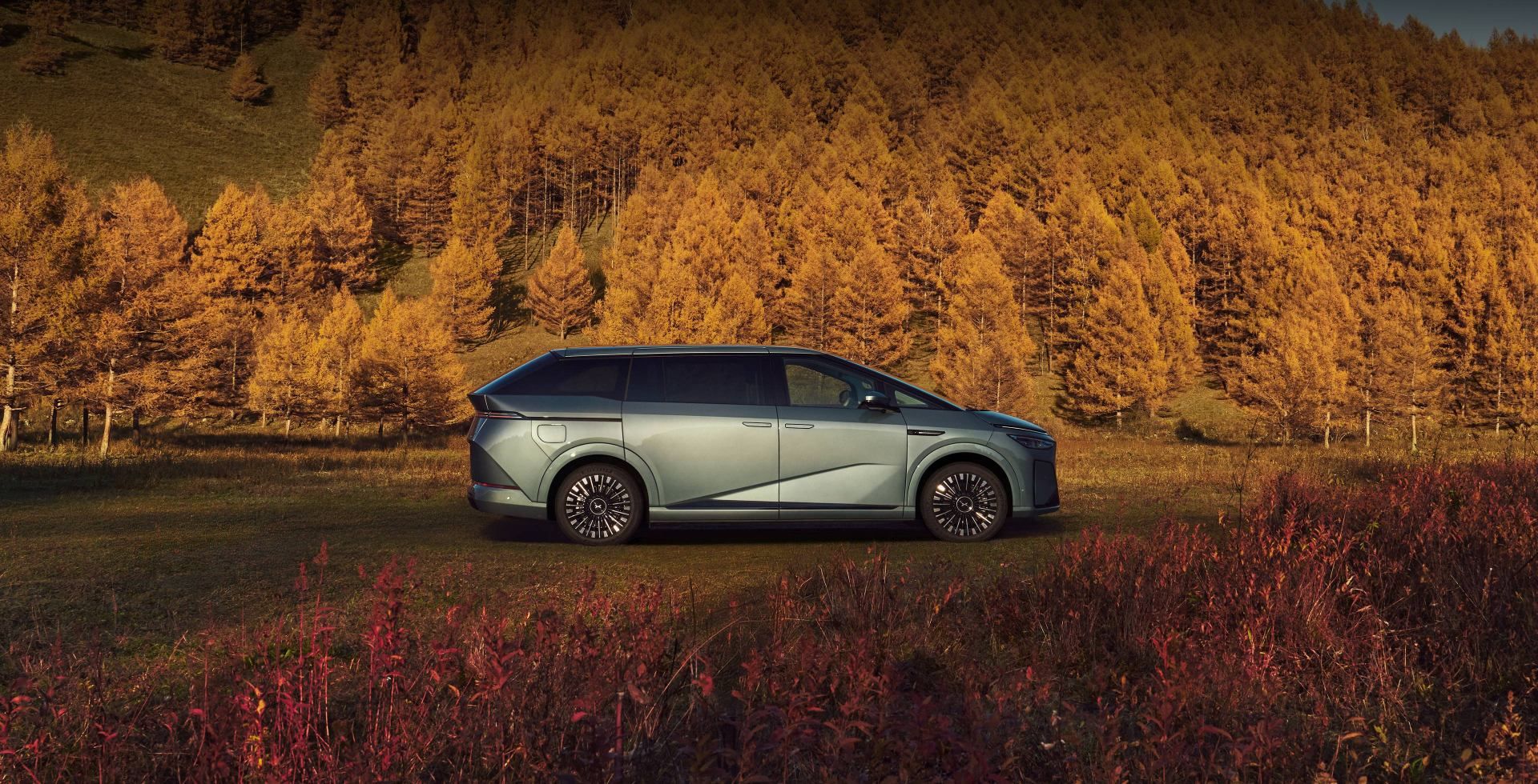 综合续航超1600公里 小鹏X9超级增程预售价35万起